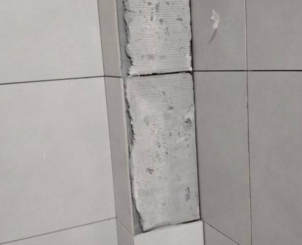 元宝瓷砖空鼓维修公司分享下瓷砖施工前基层浇水润湿程度不足，可能导致以下问题